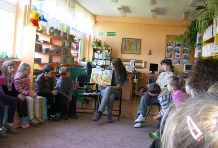 Odwiedziny przedszkolaków, głośne czytanie, zwiedzanie Izby regionalnej.