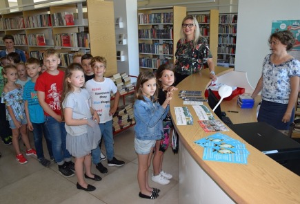 Radziejowską bibliotekę odwiedzili  uczniowie z Miejskiego Zespołu Szkół w Radziejowie.