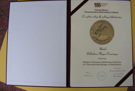 Nasza biblioteka otrzymała " za wybitne zasługi dla polskiego bibliotekarstwa" medal BIBLIOTHEKA MAGNA PERENNISQLIE