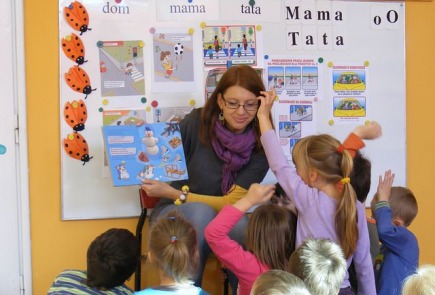 Głośne czytanie bajek -  Szkoła Podstawowa w Radziejowie