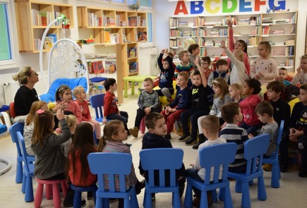 Bibliotekę odwiedziły przedszkolaki z Radziejowa.