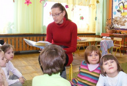 Głośne czytanie  - szkoła podstawowa nr1 w  Radziejowie - grupa Gumisie.