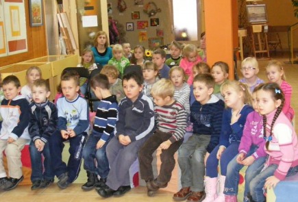 Z okazji Dnia Pluszowego Misia bibliotekę odwiedziły dzieci