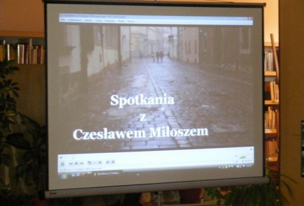 Uczniowie radziejowskich szkół średnich mieli okazję w czytelni biblioteki wysłuchać wykładu połączonego z prezentacją filmu o polskim nobliście  Czesławie Miłoszu.