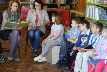 „Cała Polska Czyta Dzieciom” – głośne czytanie dla najmłodszych czytelników zaproszonych do biblioteki.