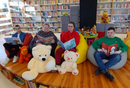 Uczniowie z SOSW Radziejów z wizytą w bibliotece.