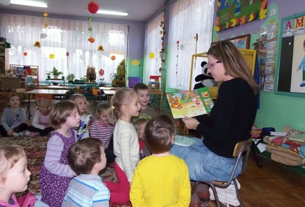 Głośne czytanie dla radziejowskich przedszkolaków  - grupy BIEDRONKI I MOTYLKI.