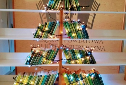 Gdy książki udawały choinki.