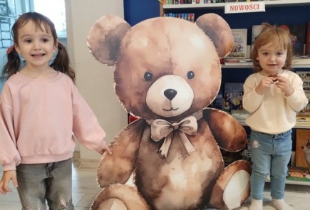 Za oknem śnieg prószy jak w bajce,