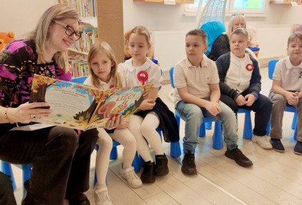 Pierwszaki w bibliotece.