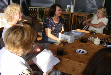 W czytelni radziejowskiej biblioteki odbyło się spotkanie Dyskusyjnego Klubu Książki.