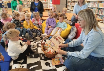 Bibliotekę odwiedziły przedszkolaki z Dobrego,