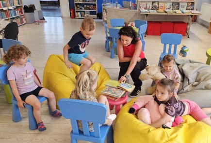 W czwartek spotykamy się w bibliotece, żeby posłuchać bajek!