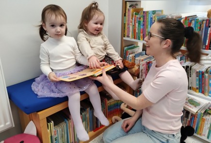 Maluszki w bibliotece,