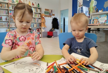 Jak to w środę, gwarno i wesoło.