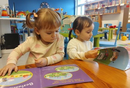 Środowe spotkanie najmłodszych czytelników w bibliotece.