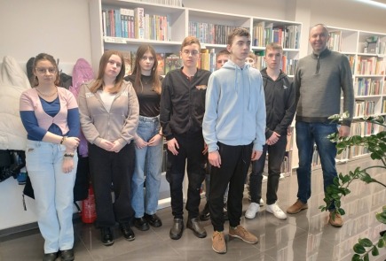 Uczniowie klasy VIII ze Szkoły Podstawowej w Dębołęce spędzili DZIEŃ KUJAWSKI w naszej bibliotece.