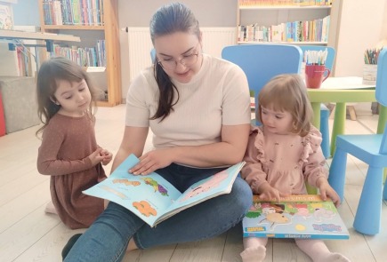Przedświąteczne spotkanie dla mam i najmłodszych czytelników.
