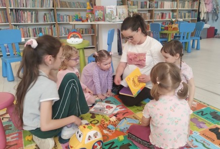 Jak w każdą środę SPOTKANIE (NIE)ZWYKŁYCH MAM w bibliotece.