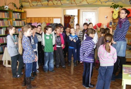 Bibliotekę odwiedzili uczniowie Szkoły Podstawowej w Radziejowie  - kl. II b, kl. IV c, IV b.