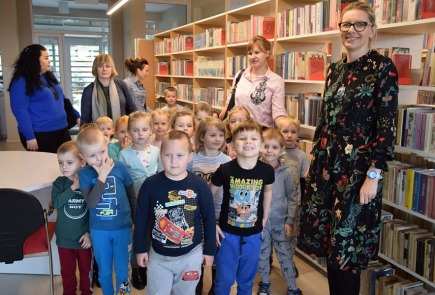 Bibliotekę odwiedziły przedszkolaki z Dobrego.