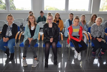 Radziejowską bibliotekę odwiedzili uczniowie  z klas V - VIII Szkoły Podstawowej w Byczynie.