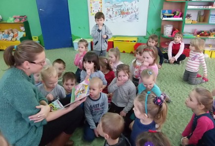 Głośne czytanie dla najmłodszych  w przedszkolu nr 1 w Radziejowie  grupa BIEDRONKI I ŻABKI.
