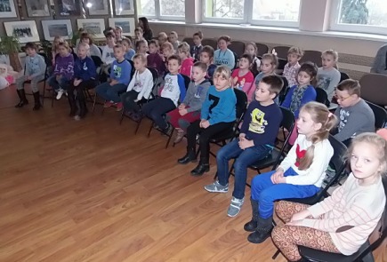 Uczniowie klas pierwszych obejrzeli przedstawienie