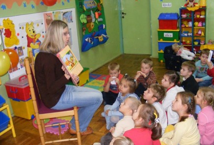 Głośne czytanie w Publicznym Przedszkolu nr 1 w Radziejowie - grupa " Żabki".