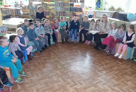 Bibliotekę odwiedziły przedszkolaki  z Miejskiego Zespołu Szkół w Radziejowie.