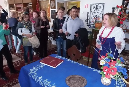 Uczestnicy programu ERASMUS +     odwiedzili Izbę Regionalną oraz Radziejowską Bibliotekę