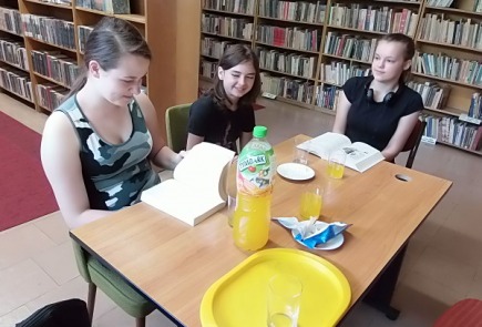 Młodzieżowy Dyskusyjny Klub Książki.