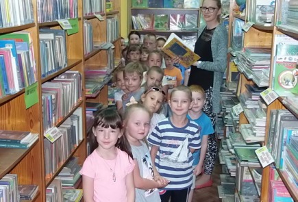 Zwiedzanie biblioteki przez grupę "Żabki" i "Smerfy"  z Miejskiego Zespołu Szkół w Radziejowie.