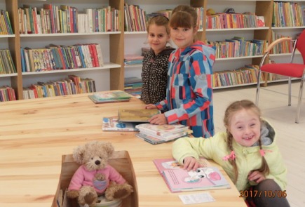 Pierwsi mali czytelnicy już odwiedzają nowo wyremontowaną radziejowską bibliotekę.