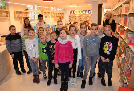Radziejowską bibliotekę odwiedzili uczniowie  ze Szkoły Podstawowej w Byczynie.