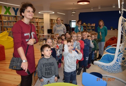 Radziejowską bibliotekę odwiedziły  przedszkolaki ze Skibina.