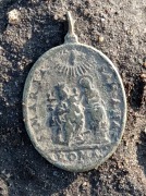 Medalik religijny z napisem ROMA, wyprodukowany w mennicy papieskiej w Rzymie, który prawdopodobnie można datować na koniec XVII lub wiek XVIII,  widzimy Św. Annę (matkę Maryi) i samą Maryję.