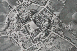 Fragment Radziejowa  -  zdjęcie lotnicze 1944r. -  Widoczny rynek, klasztor i kosciół Franciszkanów, fara radziejowska oraz kilka uliczek przyległych do rynku (zdjęcie ze strony fotopolska.eu)