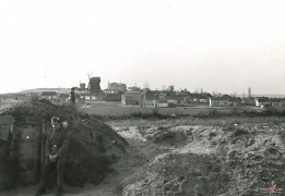 Radziejów 1940r.- okolica dzisiejszej szkoły podstawowej tzw. radziejowskie góry. W tle widać dwa wiatraki i radziejowską farę (kościół parafialny).