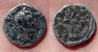 DENAR LEGIONOWY cesarza Septymiusza Sewera. Moneta została prawdopodobnie wybita w 193r. n.e., w Rzymie, a na jej rewersie widzimy orła legionowego (aquila) między dwoma sztandarami wojskowymi – znakami legionowymi.
