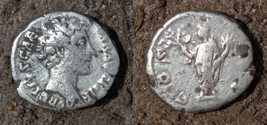 Denar Marka Aureliusza jako cezara, a więc wybity przed 161 rokiem, w tym wypadku w latach 40-tych II w. n.e. - zwróćcie uwagę ile widać na nim szczegółów. Na rewersie znajduje się HONOS trzymający gałązką oliwną i róg obfitości.
