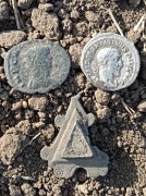 Anntoninian z  III w. n.e., srebrny denar Rzymski Maksymina Traka, który panowałw latach 235-238 oraz ciekawa fibula  (zapinka do szat - pełniąca także funkcje ozdobne) z okresu wpływów rzymskich.