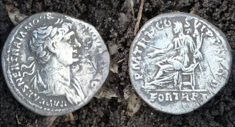 Denar rzymski cesarza TRAJANA wybity w latach 114-117. Na awersie monety widzimy jego popiersie, na rewersie znajduje się bogini Fortuna trzymająca ster i róg obfitości - bogini kierująca ludzkimi losami jako bóstwo zarazem szczęścia i nieszczęścia.
