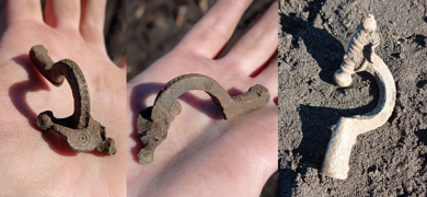 Unikatowa fibula (zapinka) do szat z późnego okresu wpływów rzymskich, którą można datować na IV wiek. Jest to import. Tego typu zapinki produkowane były gdzieś na terenach położonych na styku Wolnej Germanii z Cesarstwem Rzymskim, wzdłuż Renu.