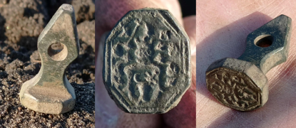 Tłok pieczętny/pieczęć herbowa z herbem Pomian, z XVII wieku,  czyli widoczna na niej jest m.in. głowa Żubra przebita na skos mieczem. Co ciekawe, do tego herbu należeli Nasiłowscy,  - rodzina, która była właścicielami Nasiłowa.