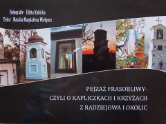 Edyta Kybicka, Natalia Magdalena Wielgosz,  "Pejzaż frasobliwy - czyli o kapliczkach i krzyżach z Radziejowa i okolicy"