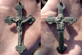 Duzy krzyżyk (8 cm), który mozna datować na XIX w.