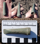 Siekierka z brązu, którą można datować na około 1000 p.n.e. Ponieważ ma mały rozmiar mogła służyć do precyzyjnej obróbki.