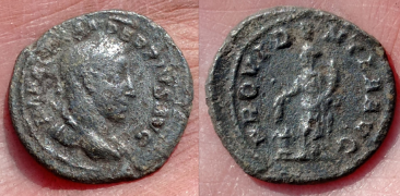 Denar rzymski cesarza Aleksandra Sewera. Wybity w Rzymie w latach 231-235. Na rewersie Providentaia (rzymskie uosobienie roztropności, rozwagi i przewidywania) trzymająca kłosy zboża nad modiusem.  Sam cesarz skończył marnie zabity przez legionistów.