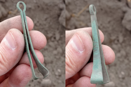 Pęseta (pinceta, szczypczyki) z brązu, prawdopodobnie z okresu wpływów rzymskich - była przyborem toaletowym - ktoś sobie nią włoski wyrywał prawie 2000 lat temu.